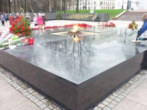 Полировка мемориала Вечный огонь